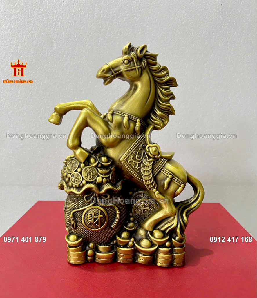 Tượng ngựa hí túi tiền bằng đồng vàng được đúc hoàn toàn thủ công